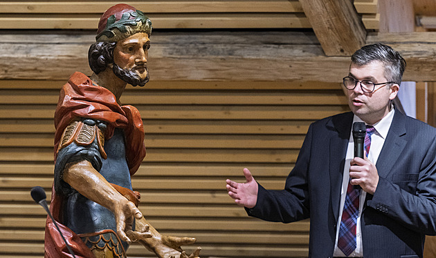 Před lety ukradli Piláta z pašijové cesty v Římově, teď se socha vrací domů