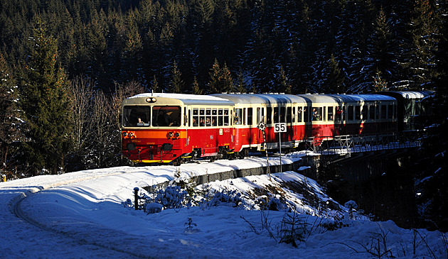 Ledopády, tunely, mosty. Zimní jízdy na nejstrmější trati pokračují