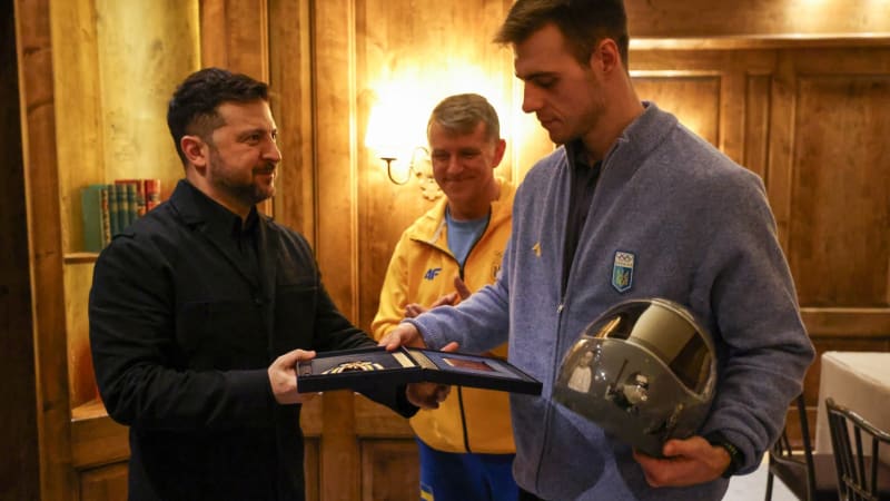 Ukrajinský skeletonista se dočkal medaile. Za helmu s padlými hrdiny ji dostal od Zelenského