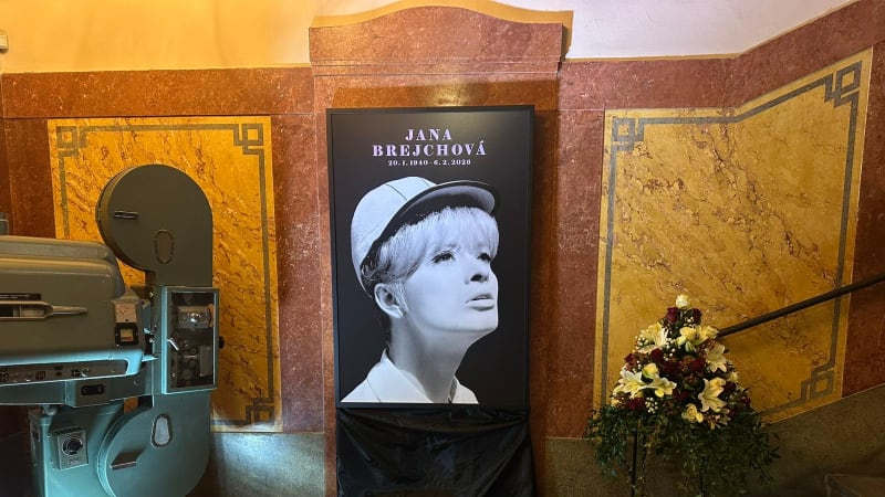 PŘÍMÝ PŘENOS z loučení s Brejchovou: Satoranský zadržoval slzy. V kině běží ikonické scény