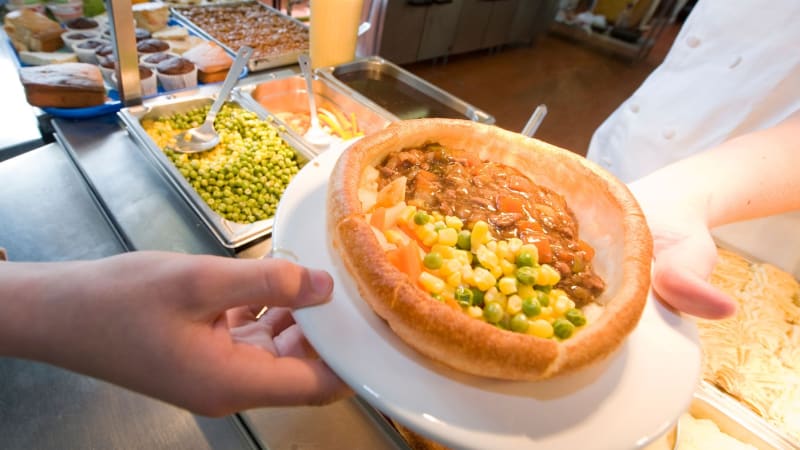 Babišův zdravý oběd pod palbou: Vláda zavedla v jídelně semafor, Starostové mluví o pokrytectví