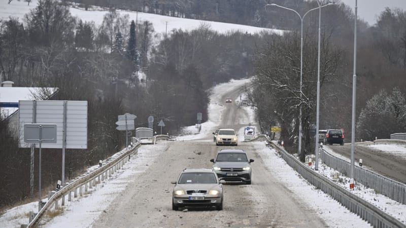Smrtelná nehoda u Uherského Brodu. Na místě zasahovali policisté, provoz byl obnoven