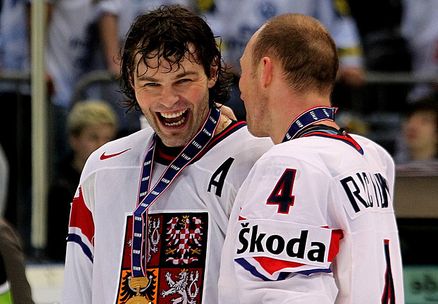 OBRAZEM: Slavné momenty (asi) končícího Jágra. Salut, masáže i čtení z Bible