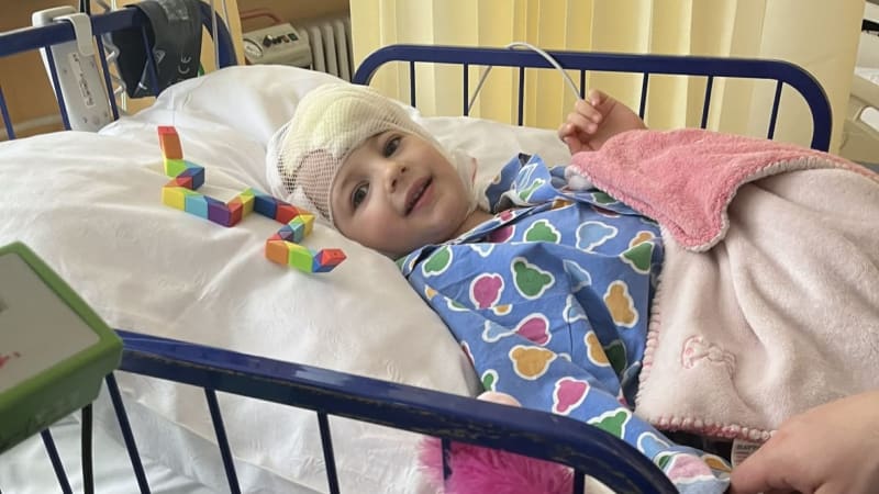 Boj o život malé Anežky: Agresivní nádor má zastavit léčba v zahraničí. Rodina prosí o pomoc