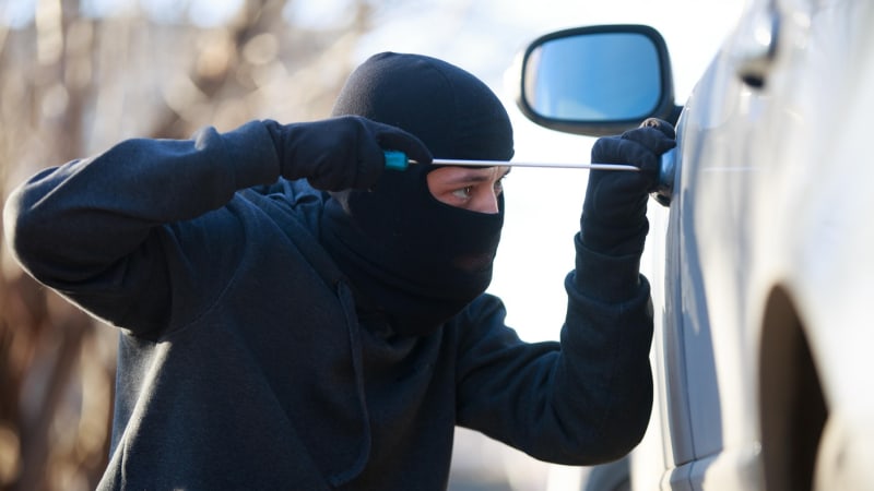 „Na zem!“ Dopadení vykradače aut v Praze zachytily kamery. Vozy šetrně odemkl a vybrakoval