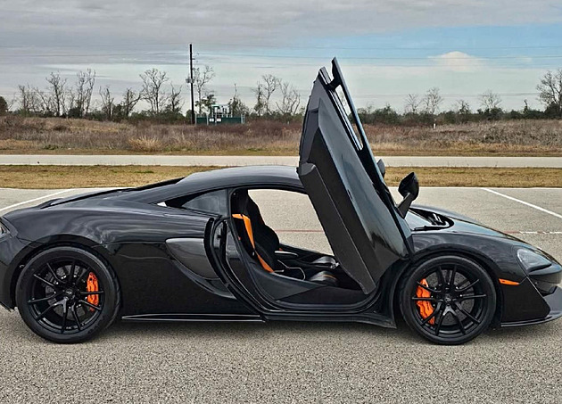 Až příliš výhodná koupě. Jak se na sociálních sítích prodávají kradená auta?