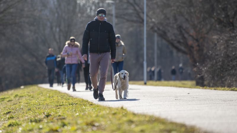 Jaro je za dveřmi, pátek bude nejteplejší. MAPA ukazuje, kde si Češi užijí nejvíce slunce