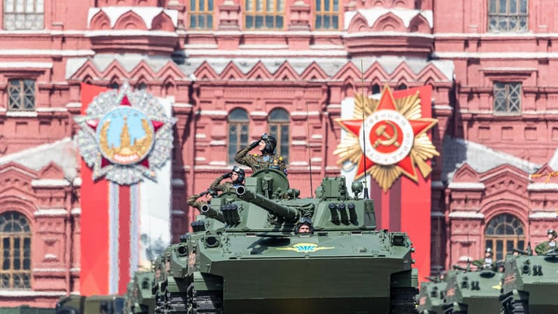 ANALÝZA: Biliony korun na zbrojení. Úsilí Kremlu trvá, i když Rusové umírají po tisících