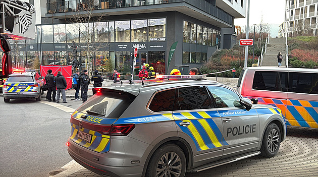Pád člověka z desátého patra domu v Modřanech. Zřejmě sebevražda, říká policie