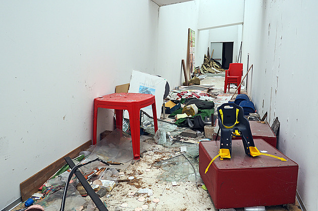 K rozebrání, píšou sousedé na harampádí. Z chodeb a sklepů se stávají skládky