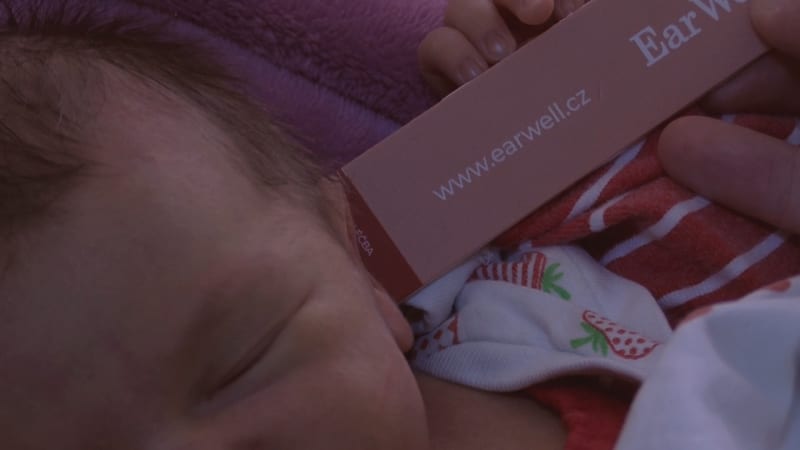 Českobudějovická nemocnice zavedla plošné kontroly uší novorozenců. Zbytečné, zní od rodičů