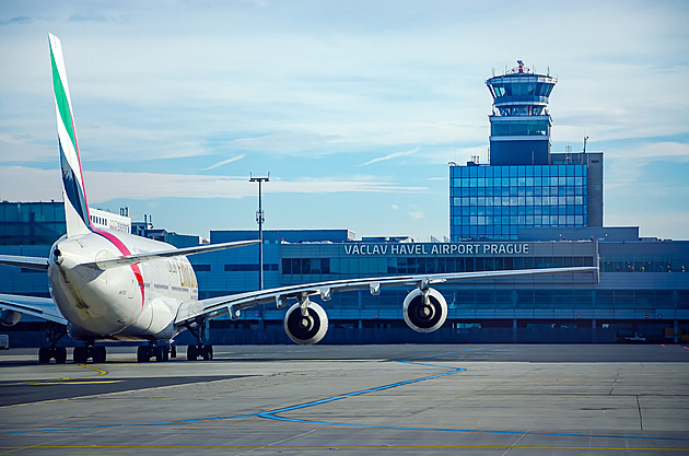 Do Asie přes Ameriku. Jak válka změnila létání a kolik za ně cestující platí