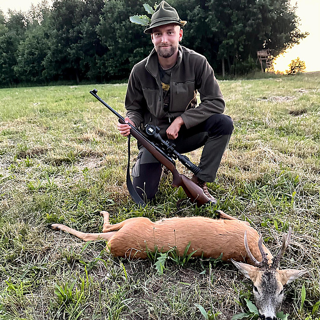 Chytí penaltu a zastřelí škodnou. Brankář Hradce relaxuje s puškou i prutem