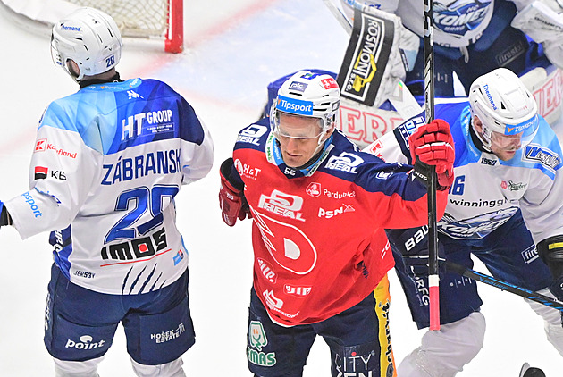Pardubice po drtivé výhře odskakují Kometě, Plzeň proti Spartě srovnala