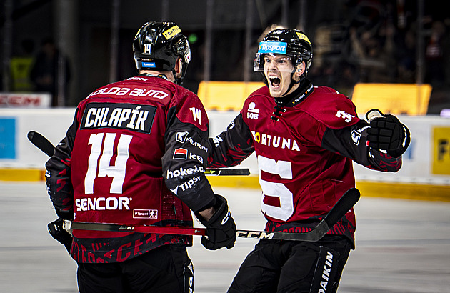 ONLINE: Sparta s Plzní hraje prodloužení. Pardubice získaly proti Kometě mečbol