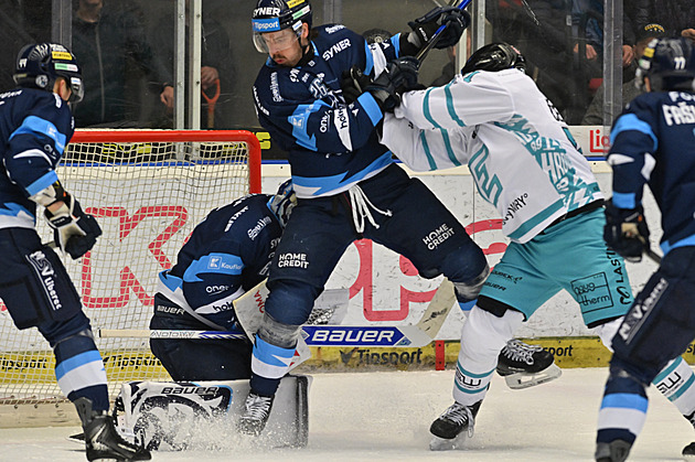 Třinec proti Hradci získal mečbol, Liberec ve Varech vyrovnal sérii