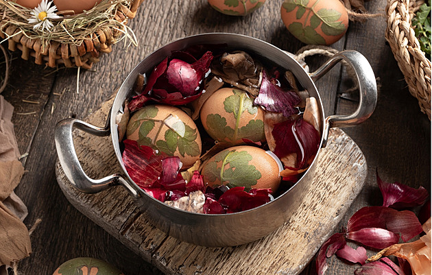 Tradiční triky našich babiček: Jak správně barvit vejce v cibulových slupkách a kurkumě