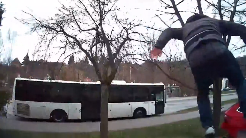 Agresor řádil v Českém Krumlově. Muž útočil i na auta, policie ukázala záběry z jeho zatčení