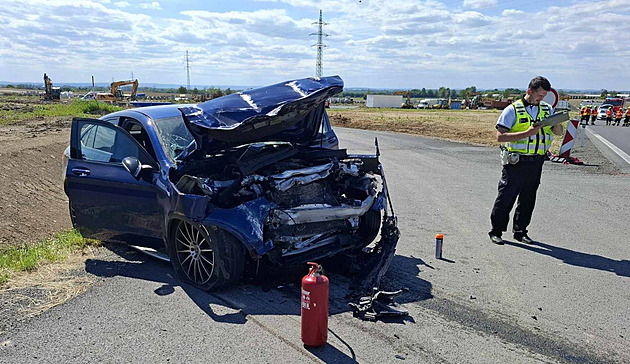Policie stíhá řidiče, který opilý naboural do autobusu. Zranilo se dvacet lidí