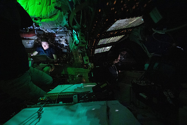 Mise Artemis II posunula hranice lidstva, po průletu kolem Měsíce se vrací na Zemi