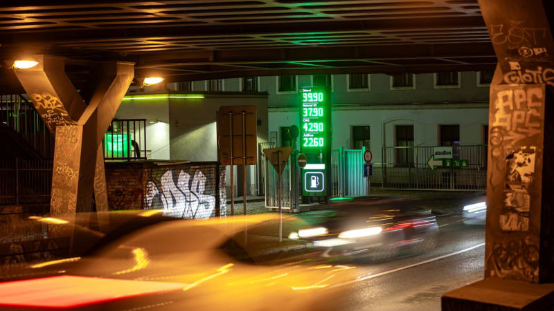 Vládní strop na paliva je finanční past, tvrdí Indráček. Varoval před tankovací turistikou