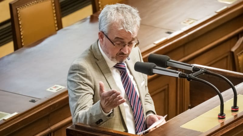 Opozice svolala mimořádnou schůzi. Chceme řešit vládní chaos, vysvětlil Benda