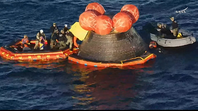 Posádka mise Artemis II se vrátila po obletu Měsíce. Překonala jeden rekord