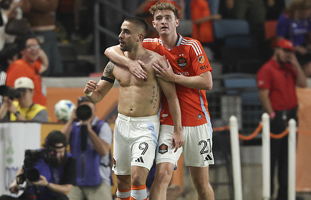 Lingr se v Houstonu připomenul, nůžkami poslal z poháru El Paso