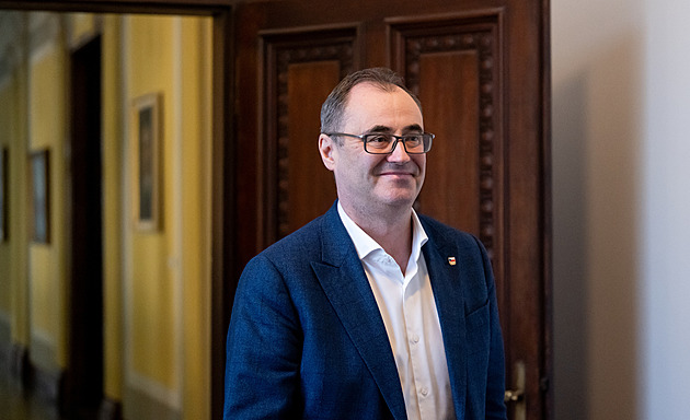 Babiš blábolí, řekl Benda a hájí mimořádné schůze. Hrubá urážka, oponoval Šťastný