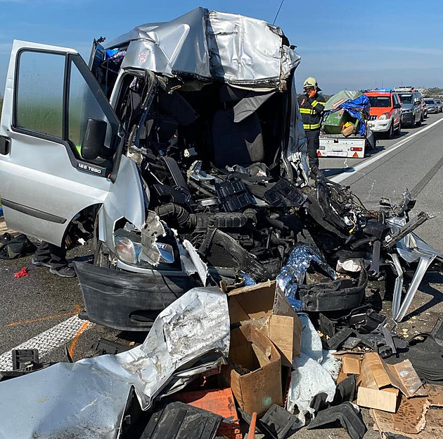 U Velké Bíteše na D1 narazil řidič dodávky do kamionu, nehodu nepřežil