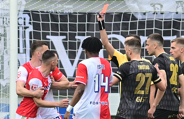 Chápu, že Bořilovi bouchly saze. Dostal žlutou kartu za nic, hájil kapitána Kušej