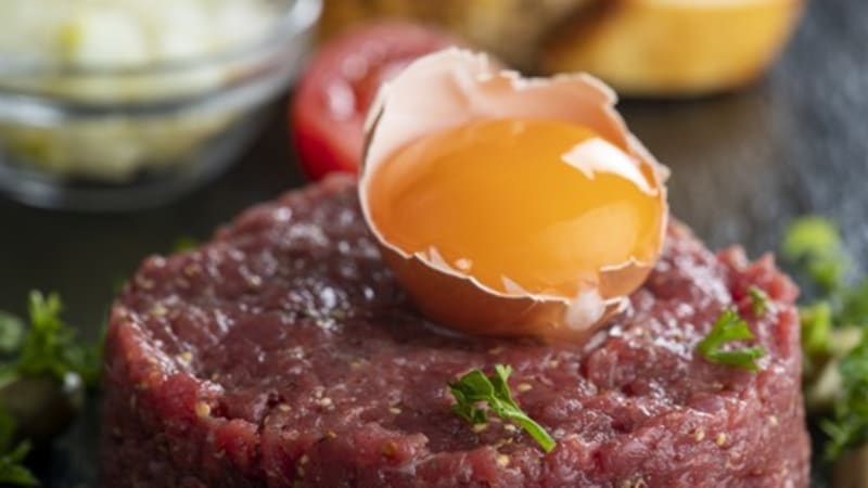 Salmonela v tataráku. Inspekce varuje před výrobkem z Polska