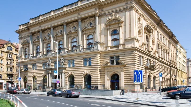 Praha se pustila do realitních nákupů: Pořídí zámek, stamiliony dá za dům v centru města