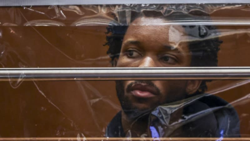 Americký zpěvák měl v kufru auta rozčtvrcenou dívku. Byl obviněn z vraždy, hrozí mu trest smrti