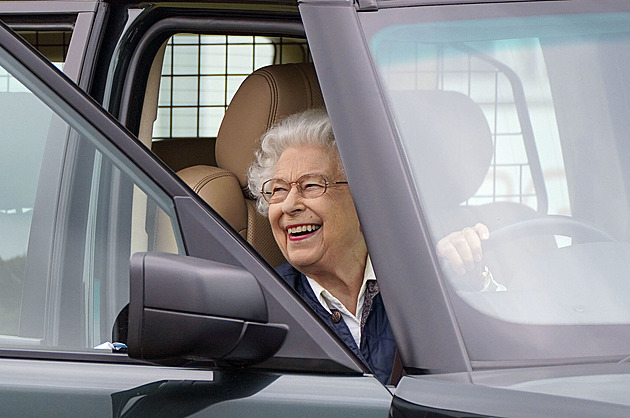 Automobilová královna. Alžběta II. milovala řízení a sama uměla vyměnit kolo