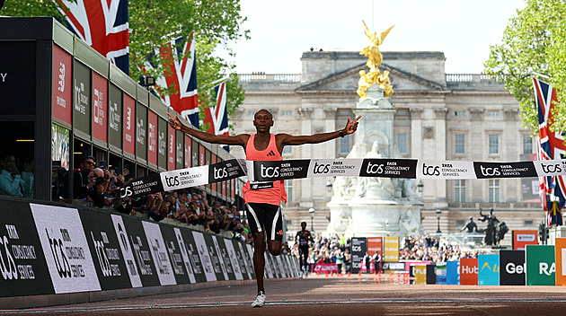 Londýnský zápis do historie. Keňan Sawe při maratonu pokořil hranici dvou hodin