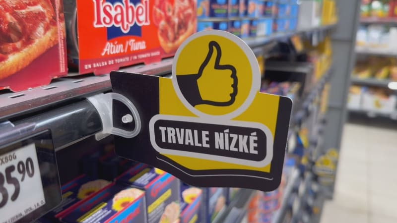 Supermarkety dál šidí lidi na slevách. Milionové pokuty nestačí, upozorňují experti