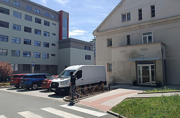 „Důvody jsou liché.“ Ředitel nemocnice Příbram odmítá vinu z manipulace zakázek