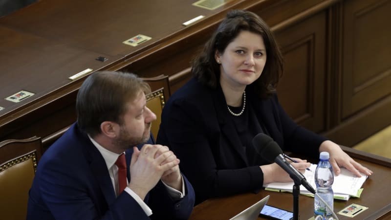 Další rána pro SOCDEM: Cítím stud, oznámil Sklenák odchod. Maláčovou kvůli Stačilo! prosil