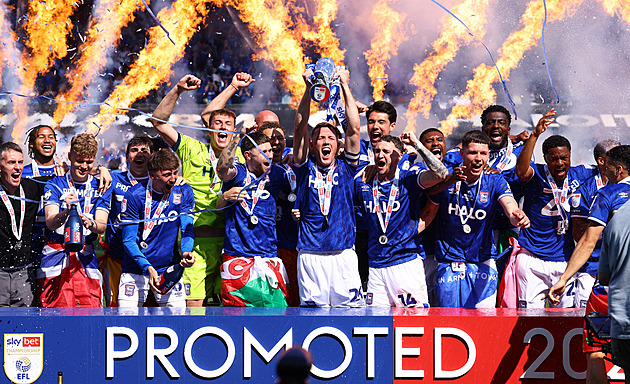 S pálivou omáčkou od Sheerana na dresu. Jak Ipswich opět vybojoval Premier League
