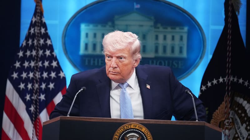 Jestli Írán zaútočí na naše lodě v Hormuzu? Smeteme ho z povrchu zemského, hrozí Trump