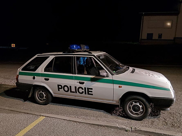 Jako v devadesátkách. Hlídku překvapila stará policejní škodovka, měla i majáky