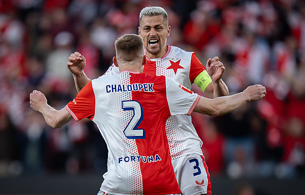 ONLINE: Slavia - Sparta 3:2, zápas přerušen. Fanoušci domácích na hřišti
