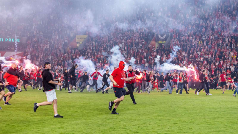 Kdo rozhodne o trestu pro Slavii? Odpůrce pyrotechniky i fotbalová legenda