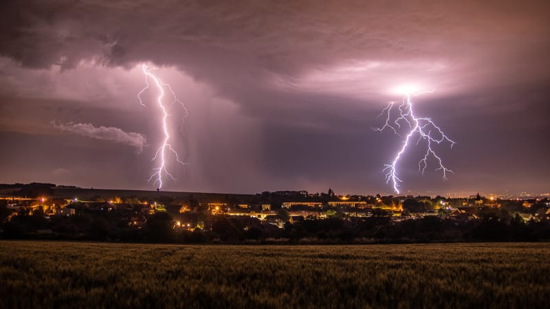 Silné bouřky se rychle ženou, hrozí i kroupy a prudký déšť. MAPA ukazuje, kde udeří nejvíc