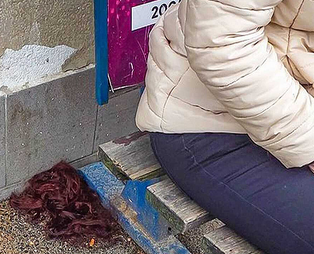 Muž na zastávce napadl partnerku a odřezal jí vlasy
