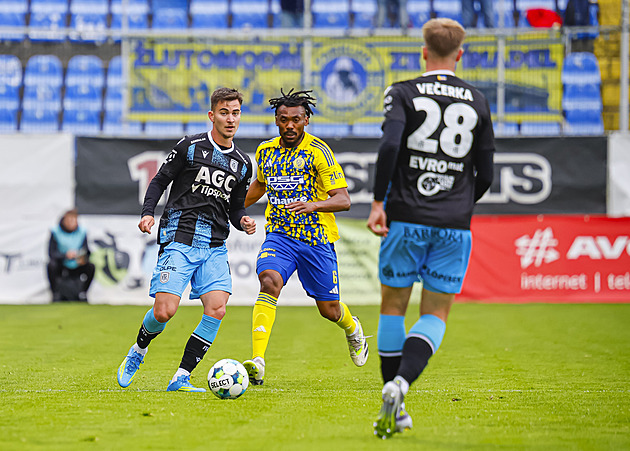 Zlín - Teplice 2:4, hosté prohrávali o dvě branky. V závěru otočili duel i s červenou