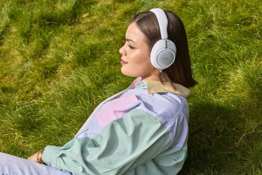 JBL uvedlo dvoje nová náhlavní sluchátka, zaujmou designem i funkcemi