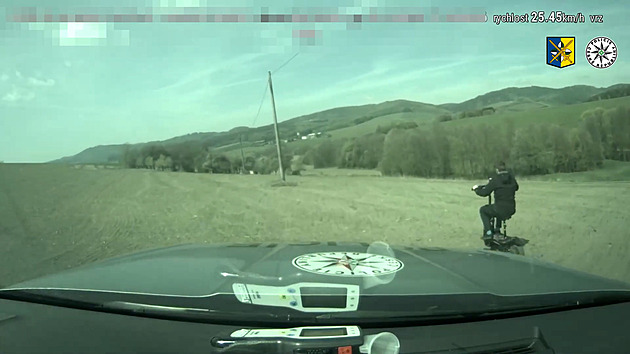 Stovkou na elektrokoloběžce. Recidivista porušil, co mohl, a ještě ujížděl policii