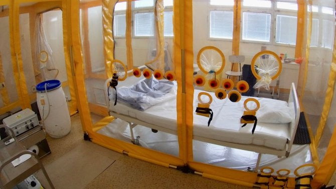 Jak vypadá biobox pro pacienta s podezřením na ebolu? Nechybí podtlakové izolace ani dekontaminační sprchy za miliony